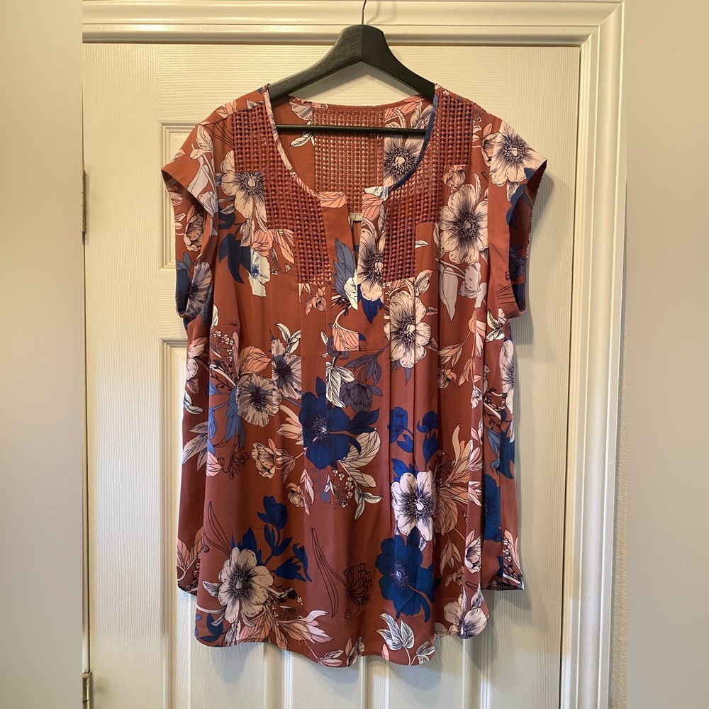 Women’s beautiful sleeveless top by Danielrainn